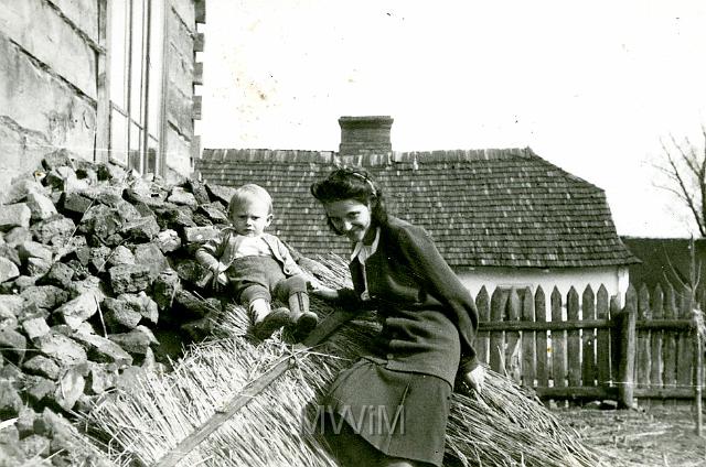 KKE 052.jpg - Włodzimierz Nahorny ze swoją siostrą Ireną Nahorną, Bedlno, 1946 r.